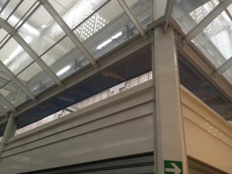 Il Nuovo Mercato Testaccio alle prese con la pioggia. Foto e video di un altro piccolo disastro