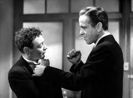 La scelta di Peter Lorre tra gli antagonisti, aiutò molto la prospettiva. Qui Bogart sembra un gigante.