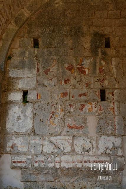 Consigli per il trekking e fotogallery: Abbazia della SS. Trinità di Monte Sacro, Mattinata