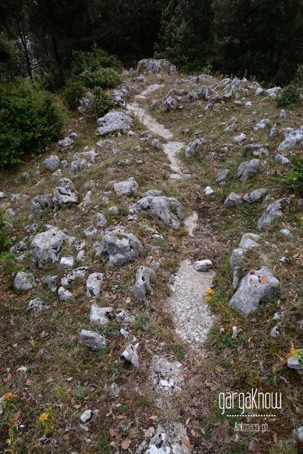 Consigli per il trekking e fotogallery: Abbazia della SS. Trinità di Monte Sacro, Mattinata