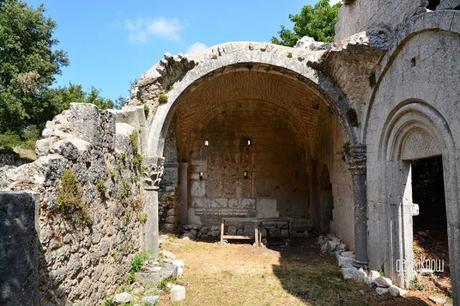 Consigli per il trekking e fotogallery: Abbazia della SS. Trinità di Monte Sacro, Mattinata