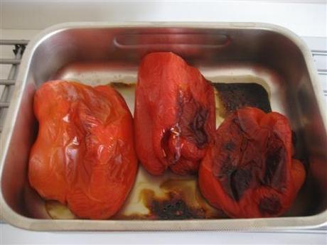 Cuocere i peperoni in forno preriscaldato (ventilato) a 180° per 25 minuti. Trascorso il tempo indicato girare i peperoni e cuocere per altri 25 minuti (dovranno leggermente scurirsi).