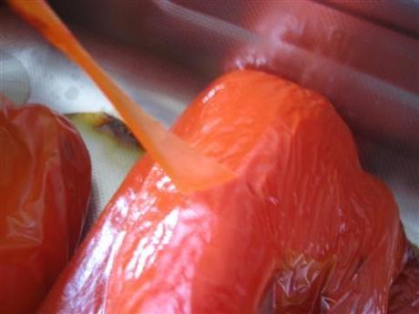 Lasciar leggermente raffreddare i peperoni e spellarli