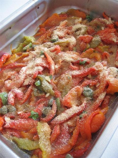 Togliere la teglia dal forno e versare il pangrattato, mescolare con un cucchiaio di legno e infornare per altri 5 minuti.