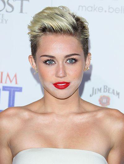 miley_cyrus_worst_makeup_disasters_white_powder_face_faux_pas_18pavp8-18pavpe