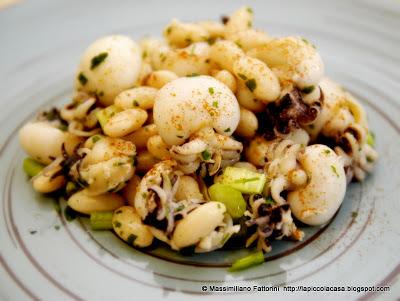 Una semplice ricetta per una fresca insalata di pesce:  Piccole seppie al finocchietto con fagioli bianco riso, sedano croccante e paprika affumicata