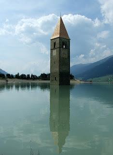 Lago di Resia. Il campanile sommerso.