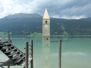 Lago di Resia. Il campanile sommerso.