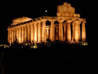 Paestum, la luna e la Magna Grecia.