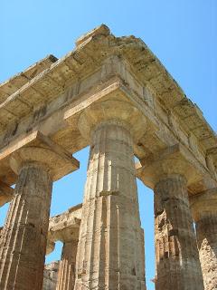 Paestum, la luna e la Magna Grecia.