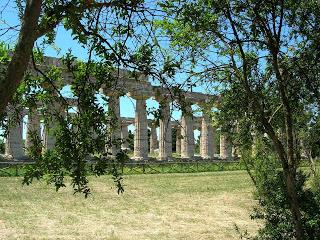 Paestum, la luna e la Magna Grecia.