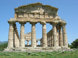 Paestum, la luna e la Magna Grecia.