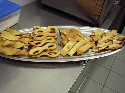 Le chiacchiere, le lattughe, cenci, donzelle, frappe, sfrappole, cròstoli, galani, gale, bugie, rosoni, lasagne, pampuglie