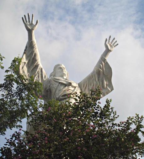 Viaggi in Indonesia: visita al Cristo benedicente in Manado (Kristus Kase Berkat)