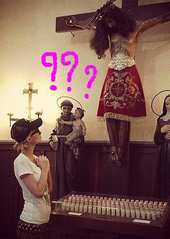 Paris Hilton prega in Chiesa ad Ibiza: fate un balsamo a Gesù! #blasfemia