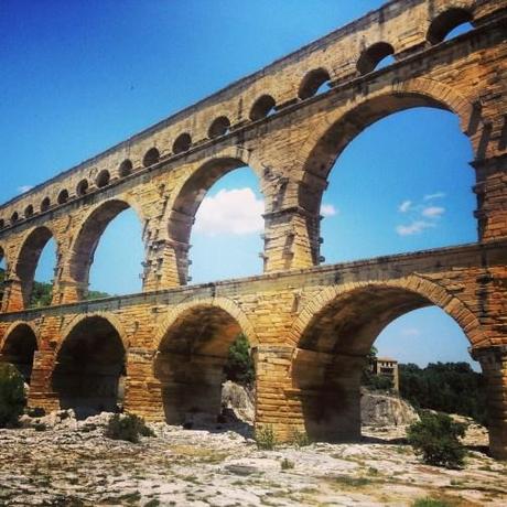 Le arcate del Pont du Gard, come tante finestre aperte sull'azzurro del cielo