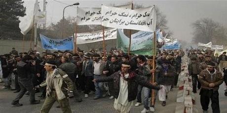 Manifestanti afghani contro il regime iraniano