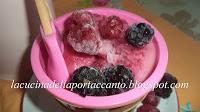 Brina di sorbetto con frutti di bosco profumato al liquore di bacche.