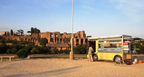 Piazzale Romolo e Remo. La terrazza che affaccia su Circo Massimo ridotta a coacervo di avvilente sciatteria