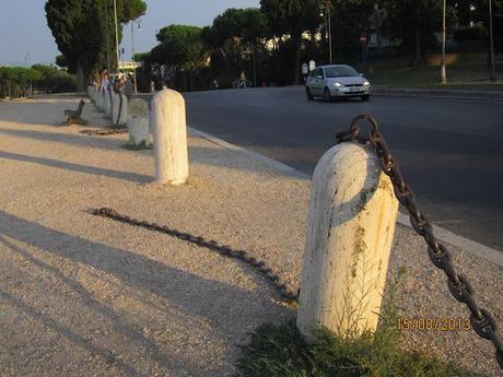 Piazzale Romolo e Remo. La terrazza che affaccia su Circo Massimo ridotta a coacervo di avvilente sciatteria