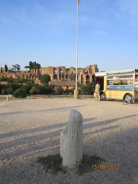 Piazzale Romolo e Remo. La terrazza che affaccia su Circo Massimo ridotta a coacervo di avvilente sciatteria