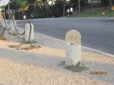 Piazzale Romolo e Remo. La terrazza che affaccia su Circo Massimo ridotta a coacervo di avvilente sciatteria