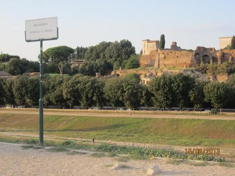 Piazzale Romolo e Remo. La terrazza che affaccia su Circo Massimo ridotta a coacervo di avvilente sciatteria