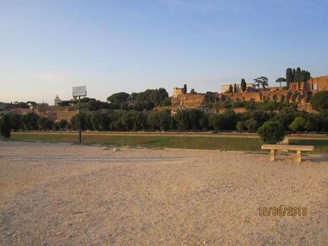 Piazzale Romolo e Remo. La terrazza che affaccia su Circo Massimo ridotta a coacervo di avvilente sciatteria