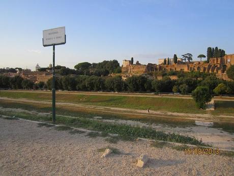 Piazzale Romolo e Remo. La terrazza che affaccia su Circo Massimo ridotta a coacervo di avvilente sciatteria