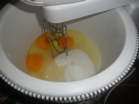 In una ciotola sbattere le uova e aggiungere lo zucchero poco per volta, fino a formare un composto cremoso.