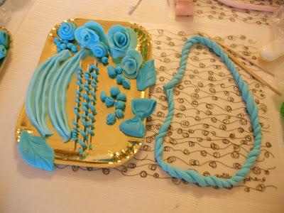 Cake design e rose di pasta di zucchero...