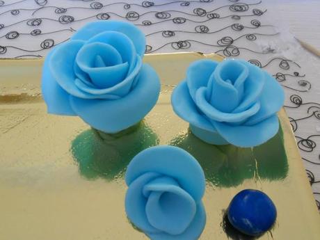 Cake design e rose di pasta di zucchero...