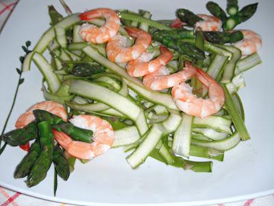 Insalata croccante fuori stagione (asparagi e mazzancolle) e una coccola di bellezza low cost!