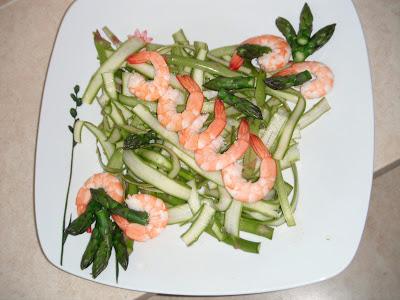 Insalata croccante fuori stagione (asparagi e mazzancolle) e una coccola di bellezza low cost!