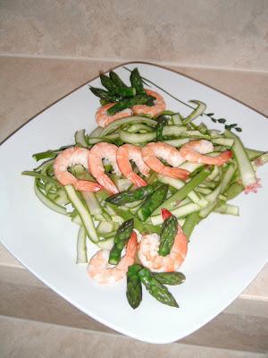 Insalata croccante fuori stagione (asparagi e mazzancolle) e una coccola di bellezza low cost!