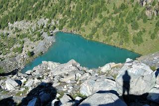 Il Lago Blu, adagiato ai piedi del Monte Rosa.