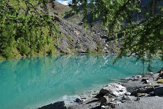 Il Lago Blu, adagiato ai piedi del Monte Rosa.