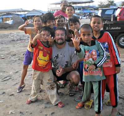 Viaggi in Indonesia: i bambini mettono al centro gli ospiti