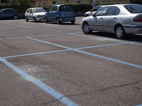 La sindone del parcheggio Cipro lascia intendere la quantità di furti in auto con scasso: uno per ogni monticello di vetri distrutti. Siamo nel Primo Municipio di Roma Capitale...