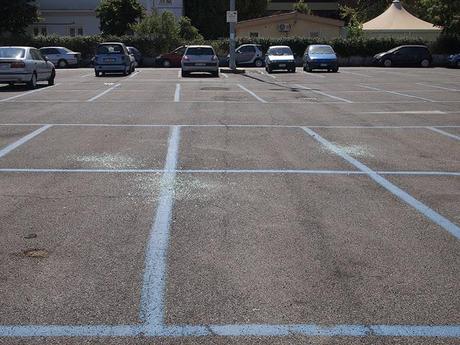 La sindone del parcheggio Cipro lascia intendere la quantità di furti in auto con scasso: uno per ogni monticello di vetri distrutti. Siamo nel Primo Municipio di Roma Capitale...