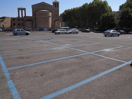 La sindone del parcheggio Cipro lascia intendere la quantità di furti in auto con scasso: uno per ogni monticello di vetri distrutti. Siamo nel Primo Municipio di Roma Capitale...