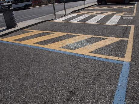 La sindone del parcheggio Cipro lascia intendere la quantità di furti in auto con scasso: uno per ogni monticello di vetri distrutti. Siamo nel Primo Municipio di Roma Capitale...