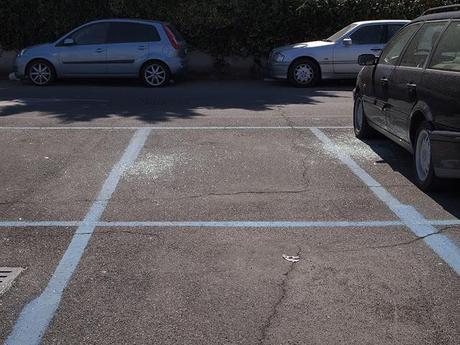 La sindone del parcheggio Cipro lascia intendere la quantità di furti in auto con scasso: uno per ogni monticello di vetri distrutti. Siamo nel Primo Municipio di Roma Capitale...