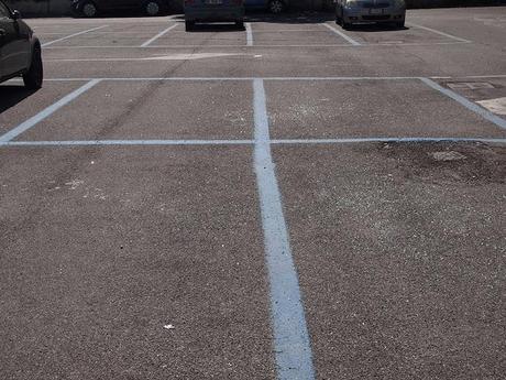 La sindone del parcheggio Cipro lascia intendere la quantità di furti in auto con scasso: uno per ogni monticello di vetri distrutti. Siamo nel Primo Municipio di Roma Capitale...