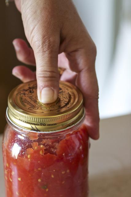 verifica del vuoto del batrattolo nella ricetta conserva di pomodoro di Semplicemente Cucinando