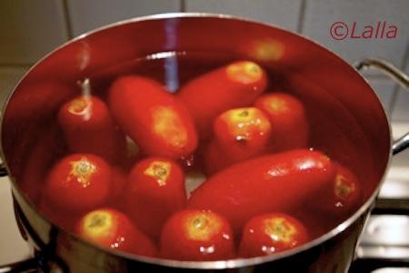 pomodori scottati in acqua per la ricetta Conserva di pomodoro