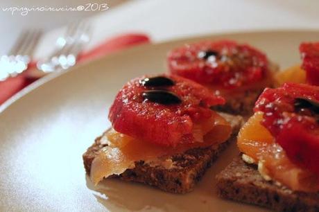 Tartine con salmone affumicato e fichi d'India