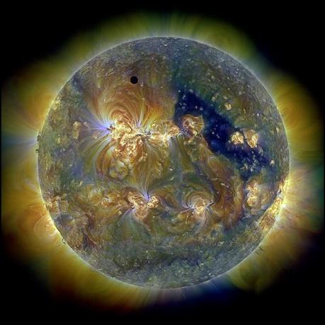 Il sole nell'Ultravioletto ritratto da SDO. Image Credit: NASA/SDO & the AIA, EVE, and HMI teams; Digital Composition: Peter L. Dove