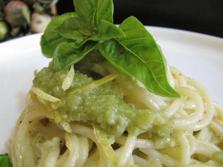 TEMA: PRIMO GIORNO DI SCUOLA. SVOLGIMENTO... - SPAGHETTI AL PESTO DI MANDORLE ED ERBETTE CON NOTA DI LIMONE