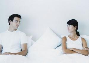 couple-with-distance-in-bed